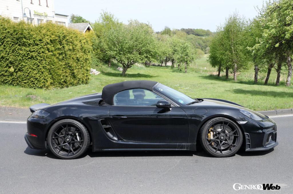 ほぼカモフラージュのない状態で、公道での走行を行う「ポルシェ 718 ボクスター スパイダー RS」。
