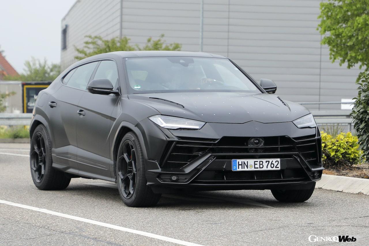 デビューが迫っているランボルギーニ ウルス EVOが、ドイツにおいてカモフラージュのない状態で撮影された。