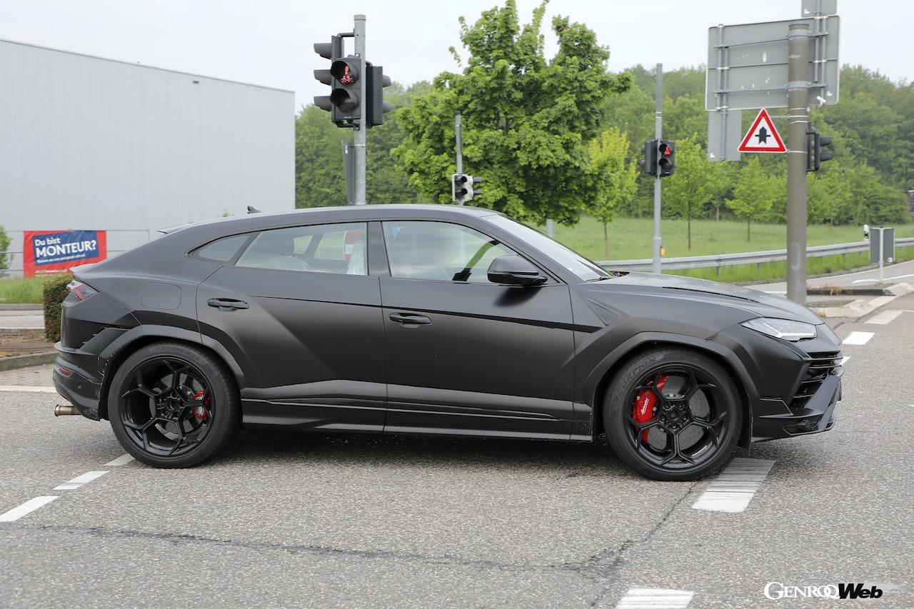 デビューが迫っているランボルギーニ ウルス EVOが、ドイツにおいてカモフラージュのない状態で撮影された。