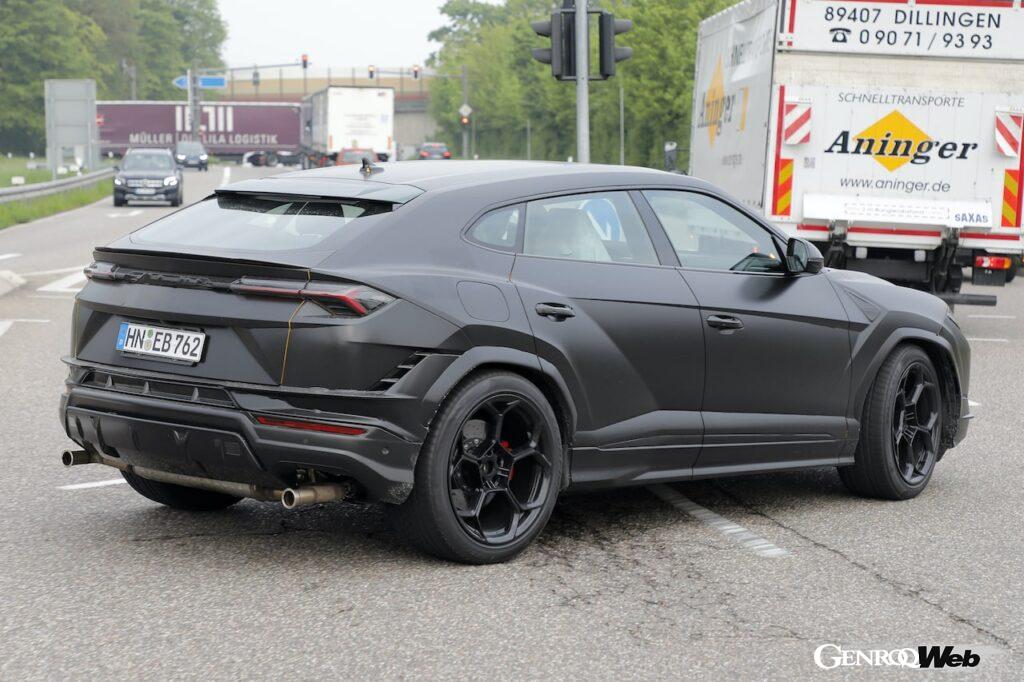 デビューが迫っているランボルギーニ ウルス EVOが、ドイツにおいてカムフラージュのない状態で撮影された。