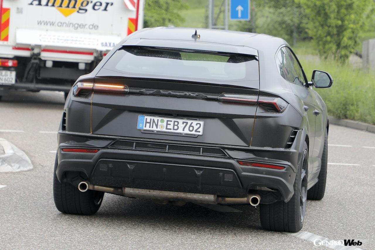 デビューが迫っているランボルギーニ ウルス EVOが、ドイツにおいてカモフラージュのない状態で撮影された。