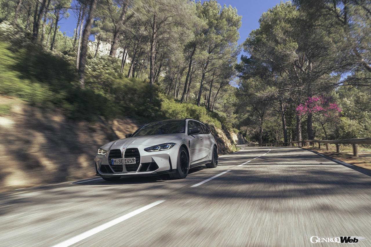 BMW M3 ツーリングの走行シーン