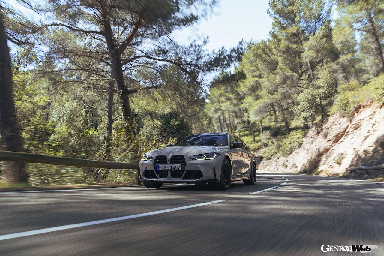 BMW M3 ツーリングの走行シーン