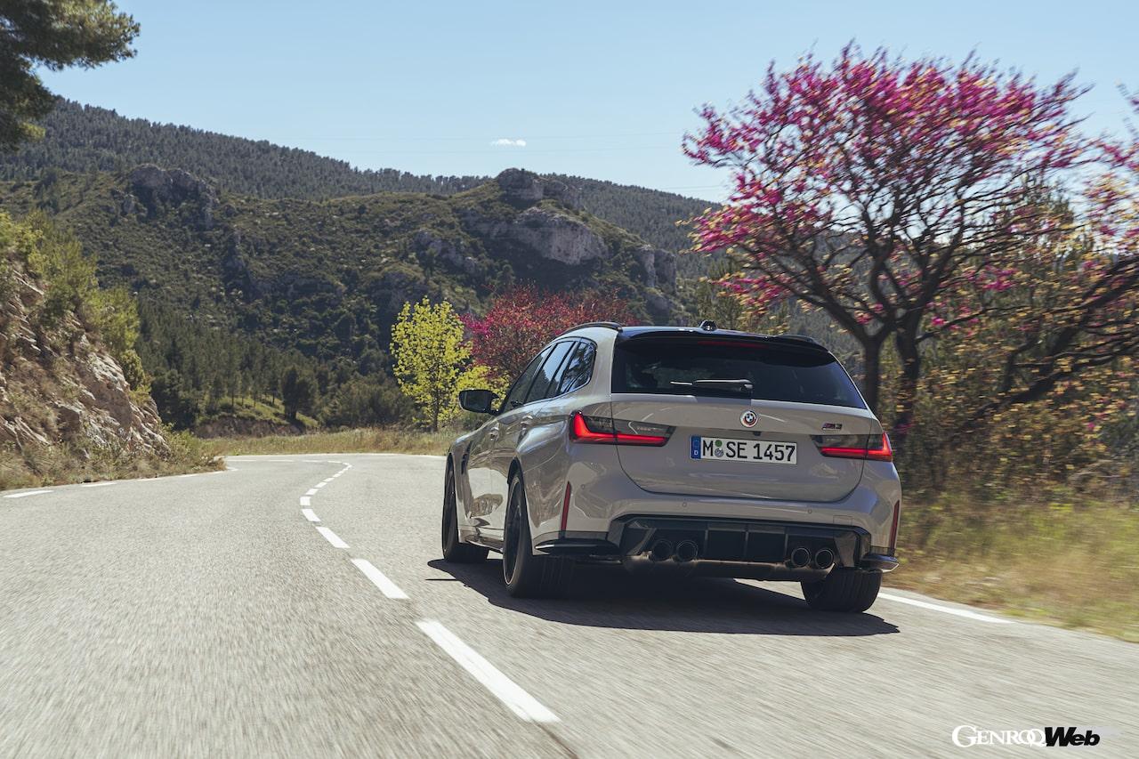 BMW M3 ツーリングの走行シーン