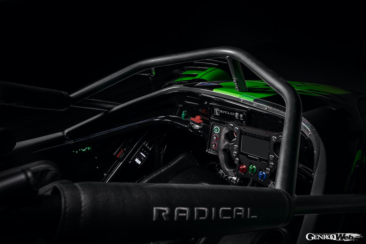新開発の「コクピット・セーフティ・ストラクチャー」を装着したラディカル SR10