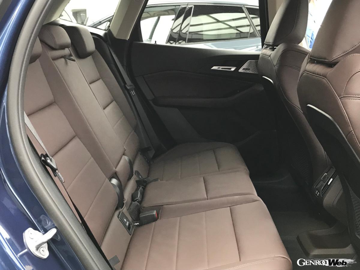 角度調整が可能なリヤシートは40：20：40の分割可倒式