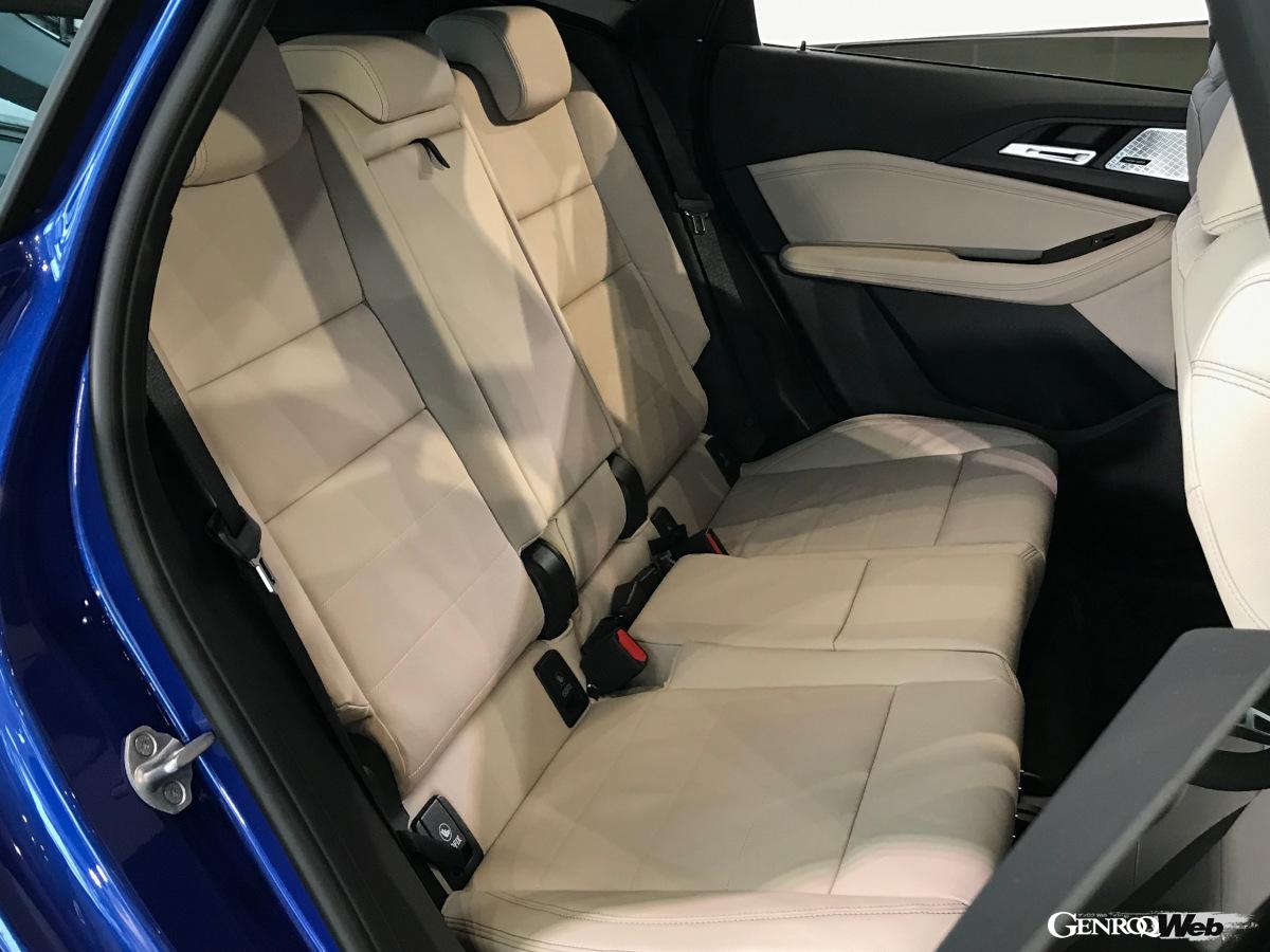 角度調整が可能なリヤシートは40：20：40の分割可倒式