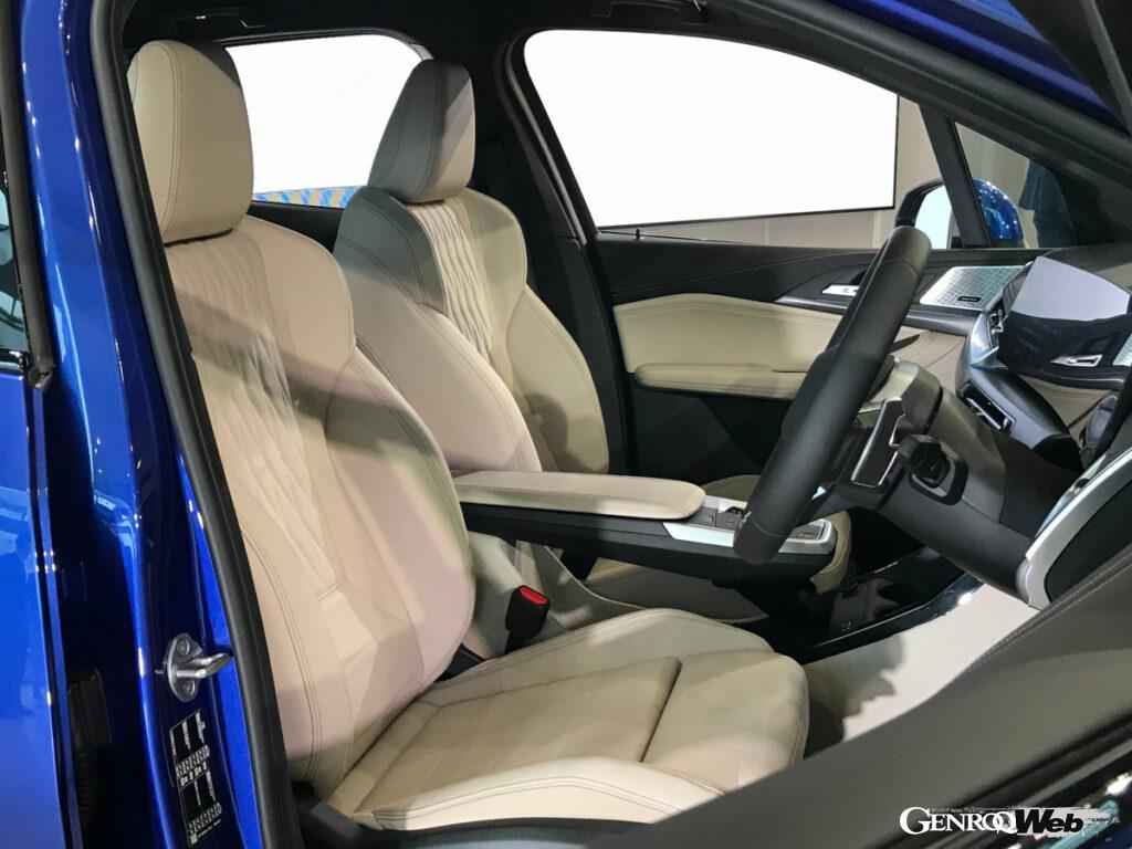 手動で前後、高さ、リクラインニング角度が調整できるスタンダードシート。