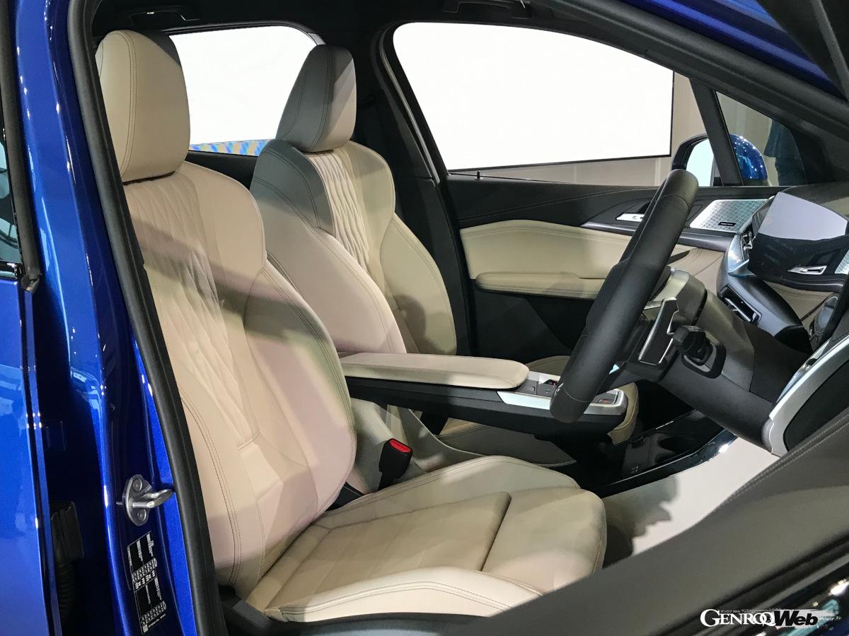 手動で前後、高さ、リクラインニング角度が調整できるスタンダードシート