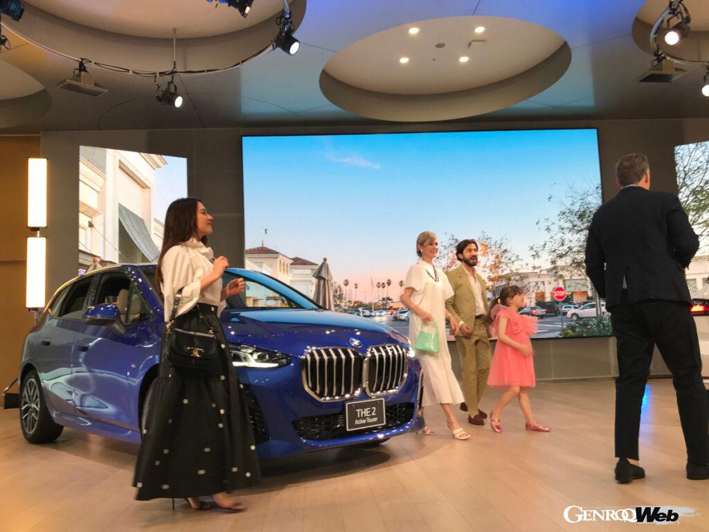BMW2シリーズアクティブツアラーの発表会では3世代の家族による様々なシーンを表現する寸劇が行われた。
