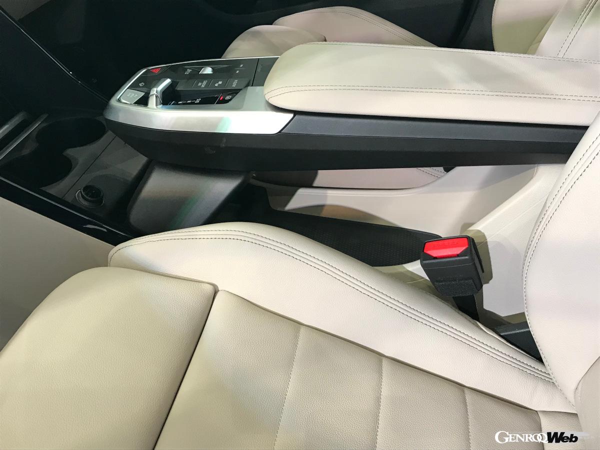 セレクタレバーなどが配置されるセンターコンソール下にはちょっとした小物が置けるスペースを用意