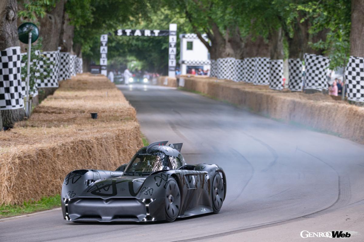 2021年のグッドウッドに出場したマクマートリー スピアリングの走行シーン