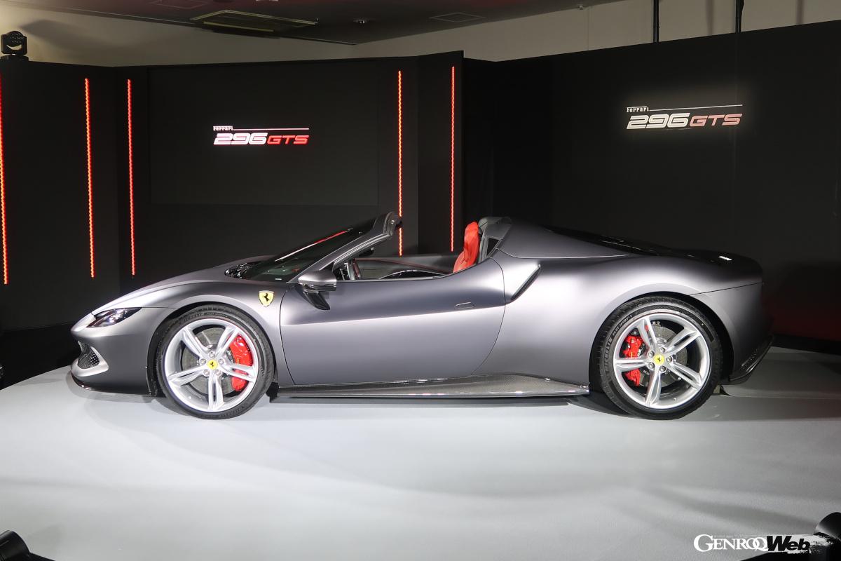 フェラーリ 296 GTSのサイドビュー