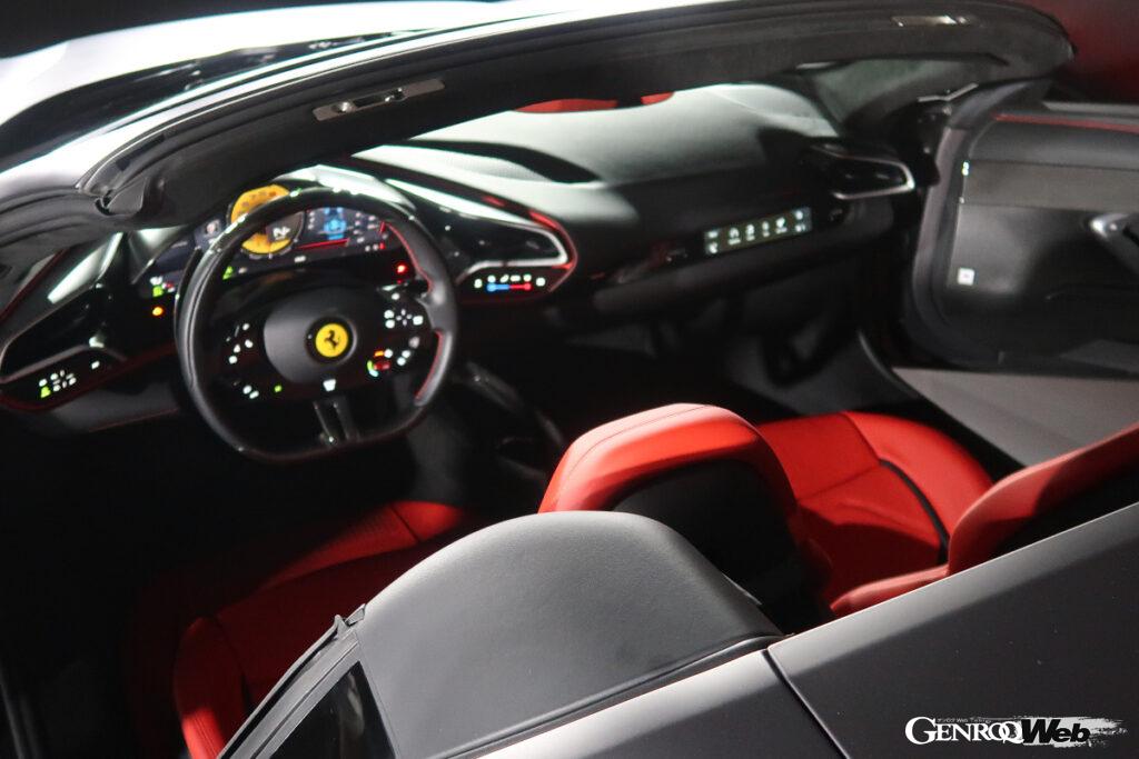 296 GTSのコクピット。フェラーリらしいエキゾーストノートをダイレクトに体感できるのもGTSオーナーの特権だ。