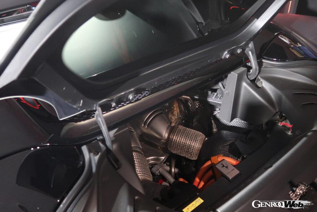 新開発のV6ツインターボエンジンと8速DCTの間にモーターを組み合わせたプラグインハイブリッド(PHV)。バンク角120度のV6ツインターボは単体で663psを発揮、167psのモーターと合わせたトータルでは830psというハイパワーを実現している。