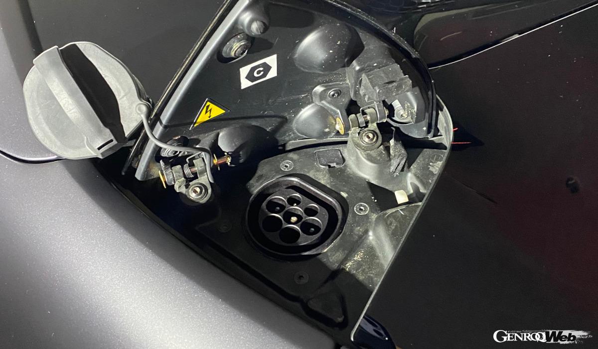 給油口は右、充電リッドは左に備わる。