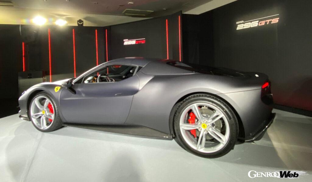 2分割されてエンジンコンパートメント前方にルーフトップを収納するリトラクタブルハードトップを採用。開閉に要する時間は僅か14秒と公表されている。