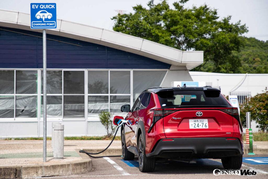 高速道路SAで急速充電を行うトヨタbZ4X。枠は2台分あるが、急速充電器は1基しかなかった。