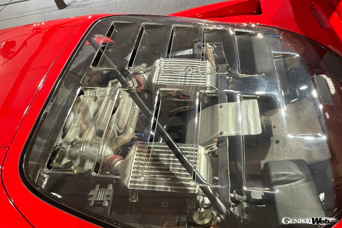 エンツォ・フェラーリが直接手がけた最後の市販車として人気の高いF40。たった今納車されたばかりのようなコンディション。すべてオリジナルの状態だ。