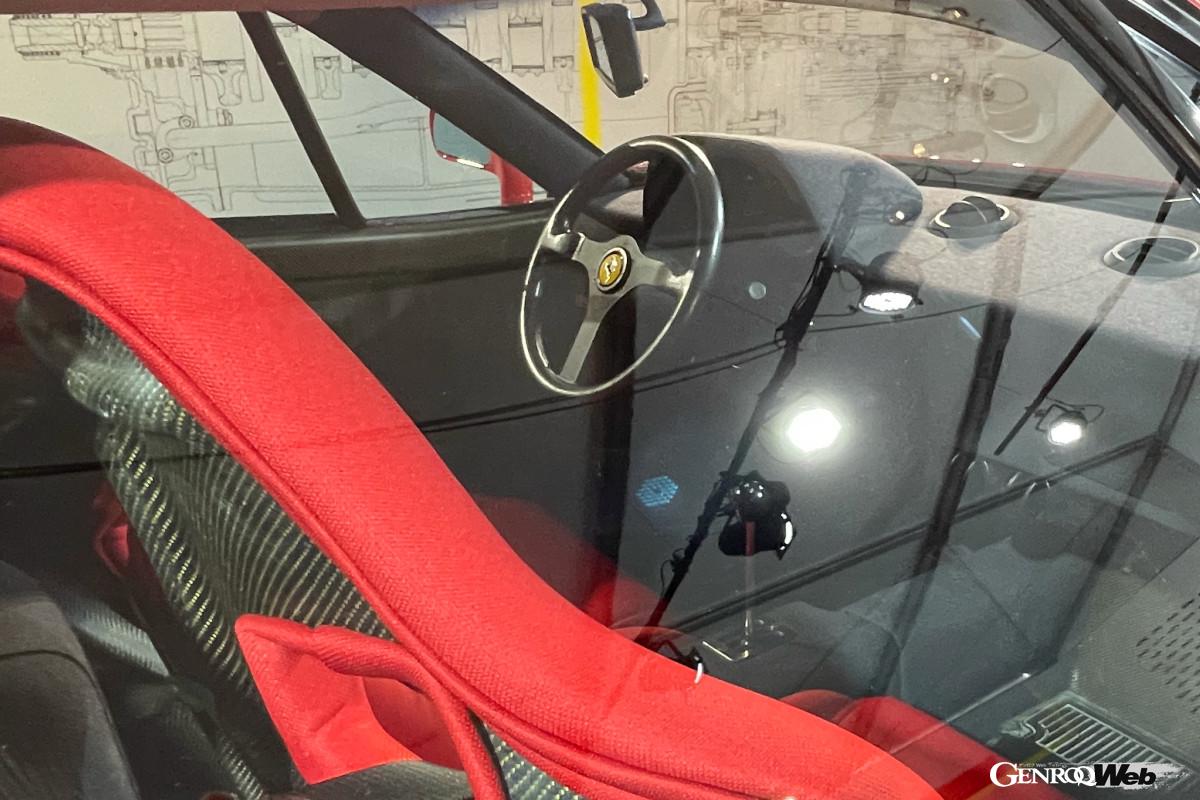 エンツォ・フェラーリが直接手がけた最後の市販車として人気の高いF40。たった今納車されたばかりのようなコンディション。すべてオリジナルの状態だ。