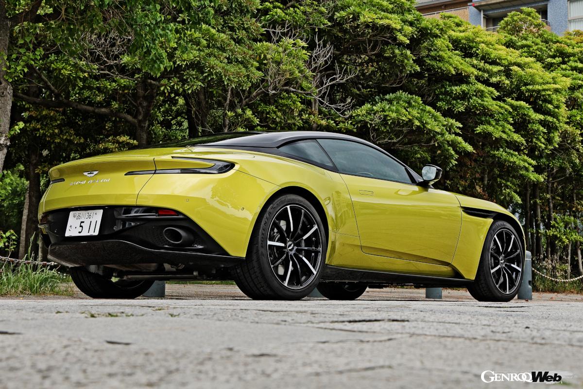 フロントフェンダーのカーリキューやCピラーのエアロブレードなど、空力も積極的に最新技術を投入した。