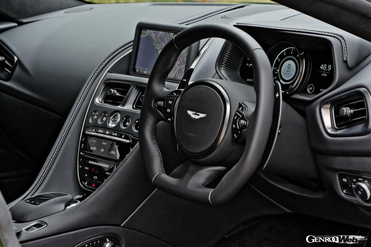 ドライバーオリエンテッドなコクピットは、真円ではなく、わずかに四角い形状とされたステアリングが特徴的だ。