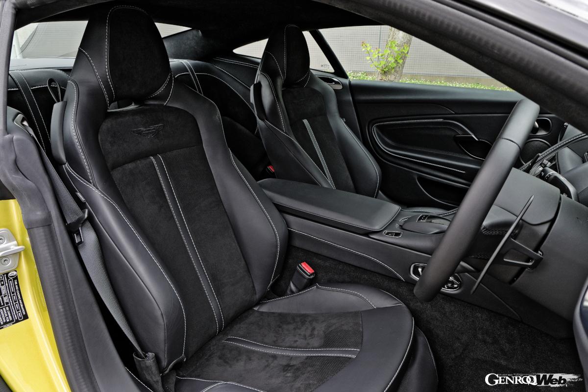 センターコンソールからアームレストまでの空間に余裕を持たせて、ラグジュアリーGTらしさを演出している。