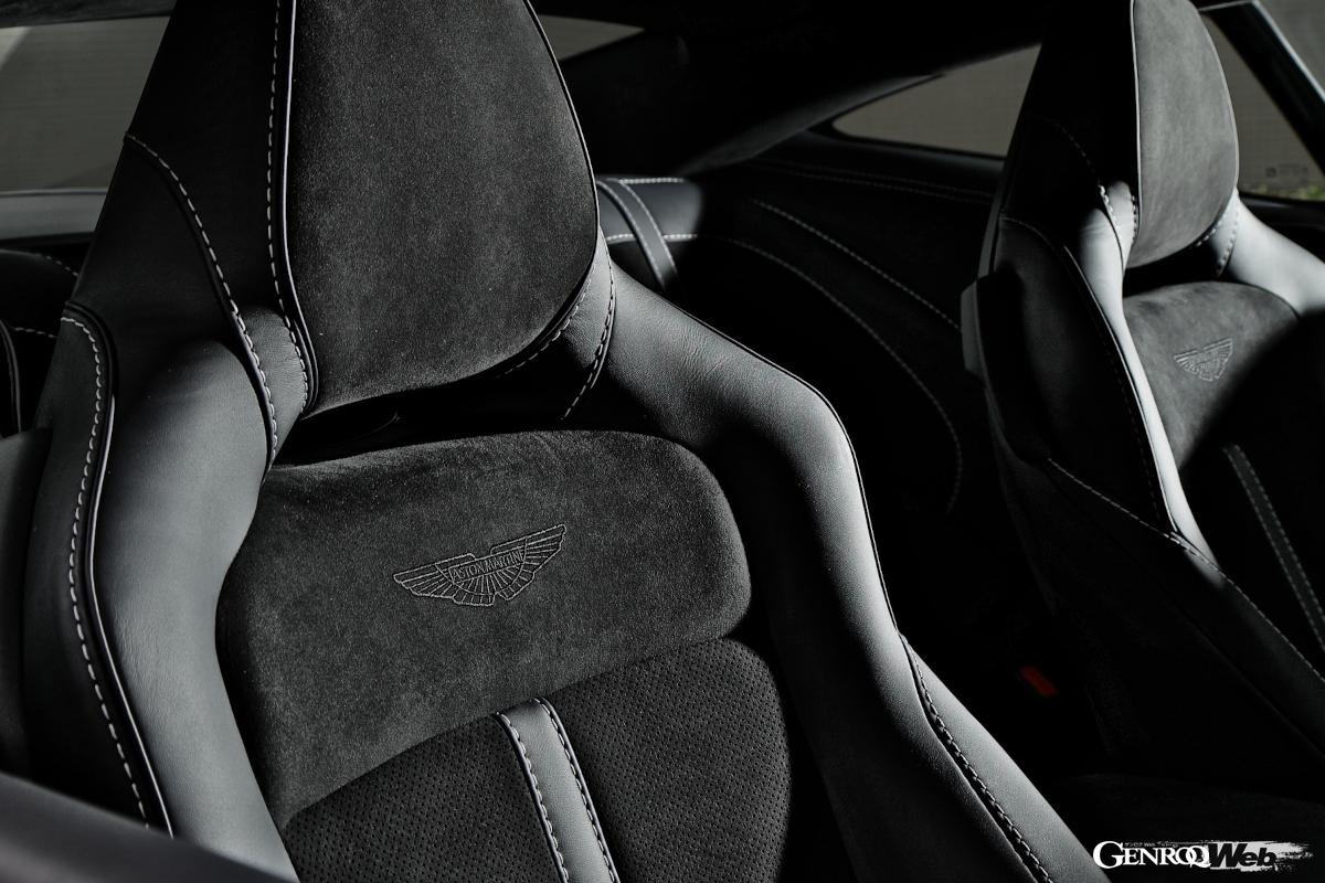 サポート性に優れたスポーツシートが装着される。レザーとアルカンターラが採用され、快適性にも優れる。