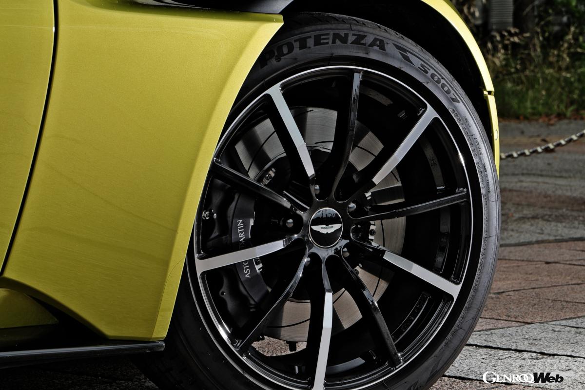 装着タイヤはブリヂストンS007のアストンマーティン承認タイヤ。ドライ/ウエットグリップとコンフォート性を両立した。