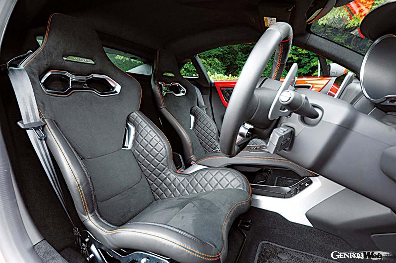 A110Sに装備されるバケットシートは幅が広めで小柄な筆者はホールド感が得にくかった。