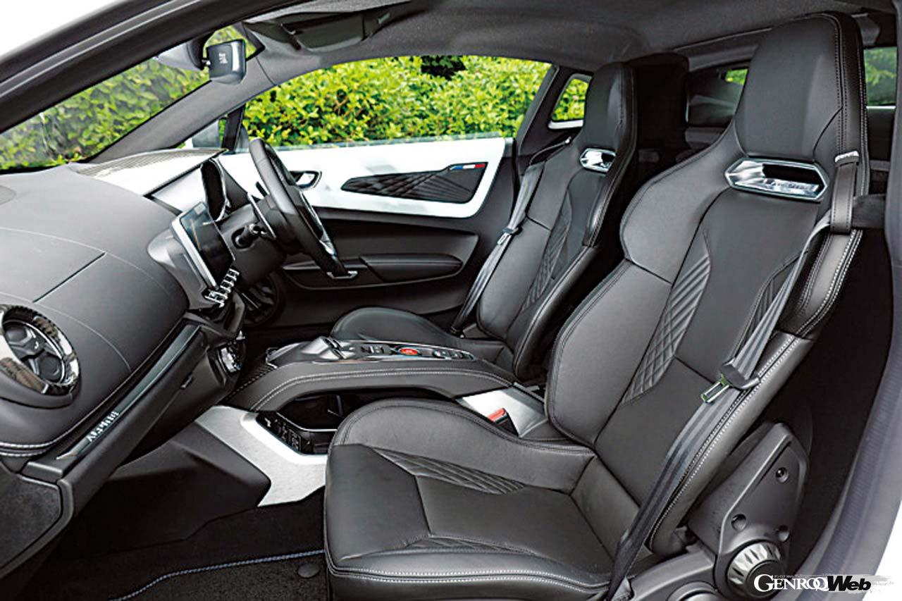 A110GTにはラグジュアリーなレザーシートが装着される。