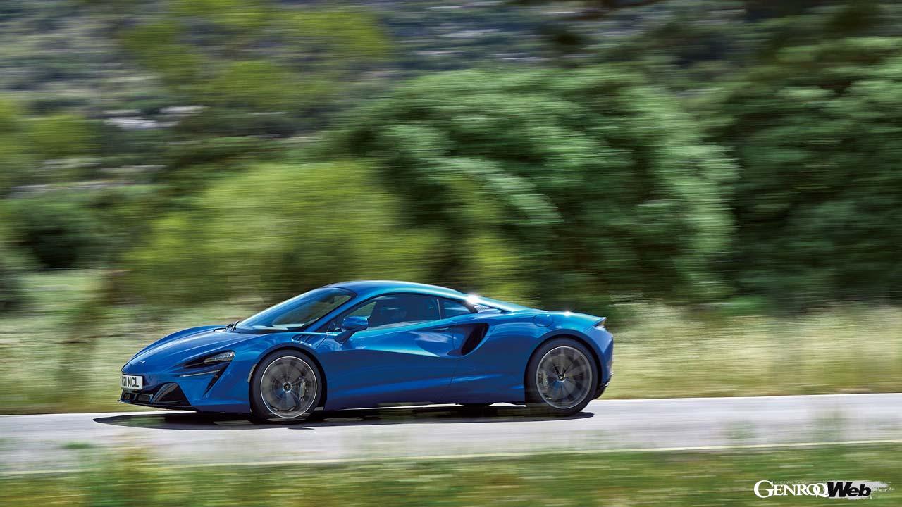 驚くほどコントローラブルでスタビリティの高いアルトゥーラ。安心してハードコーナリングを楽しめる。