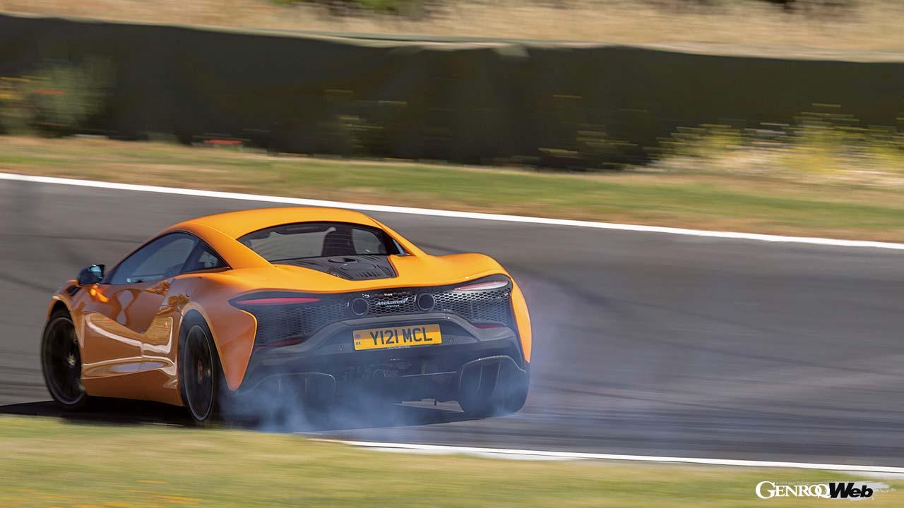 驚くほどコントローラブルでスタビリティの高いアルトゥーラ。安心してハードコーナリングを楽しめる。