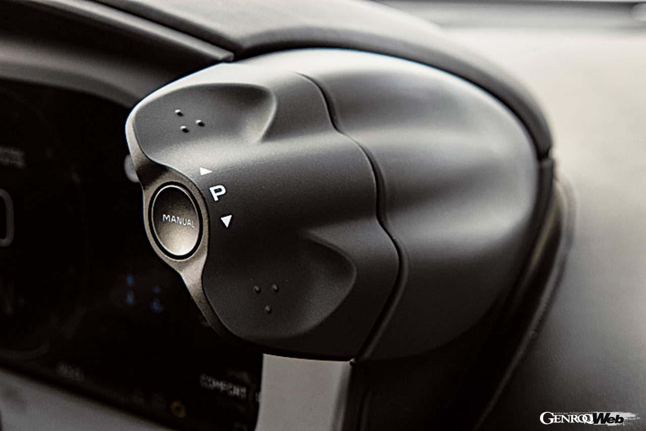 メーターナセルの上部にはエンジンのモードなどを選択するロータリースイッチが備わる。