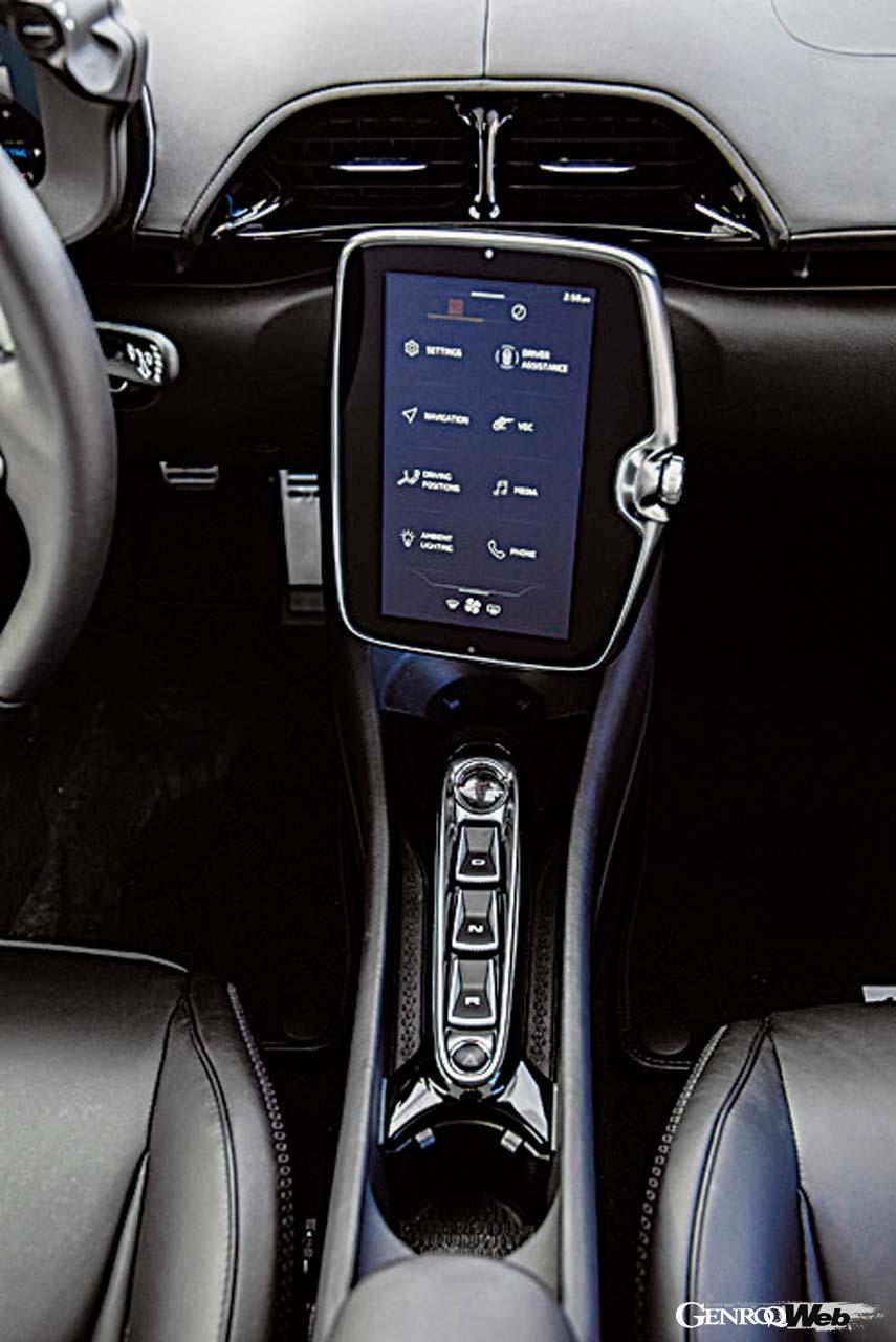 独立した縦型モニターは右横にロータリースイッチを備える。インフォテインメント＆インターネット接続システム（MISII）を搭載しており、制御システムの調節などもこの画面で行える。