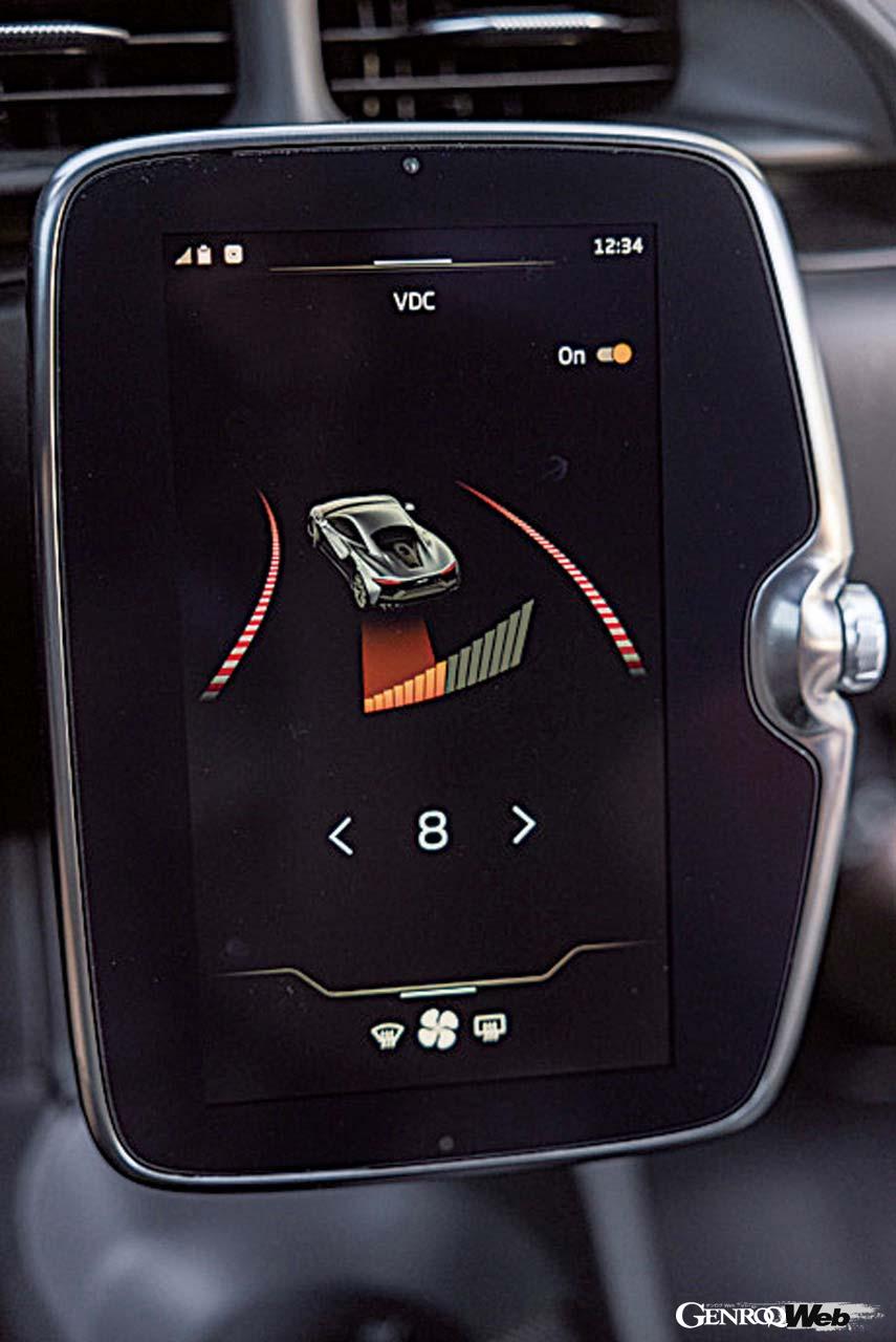 独立した縦型モニターは右横にロータリースイッチを備える。インフォテインメント＆インターネット接続システム（MISII）を搭載しており、制御システムの調節などもこの画面で行える。