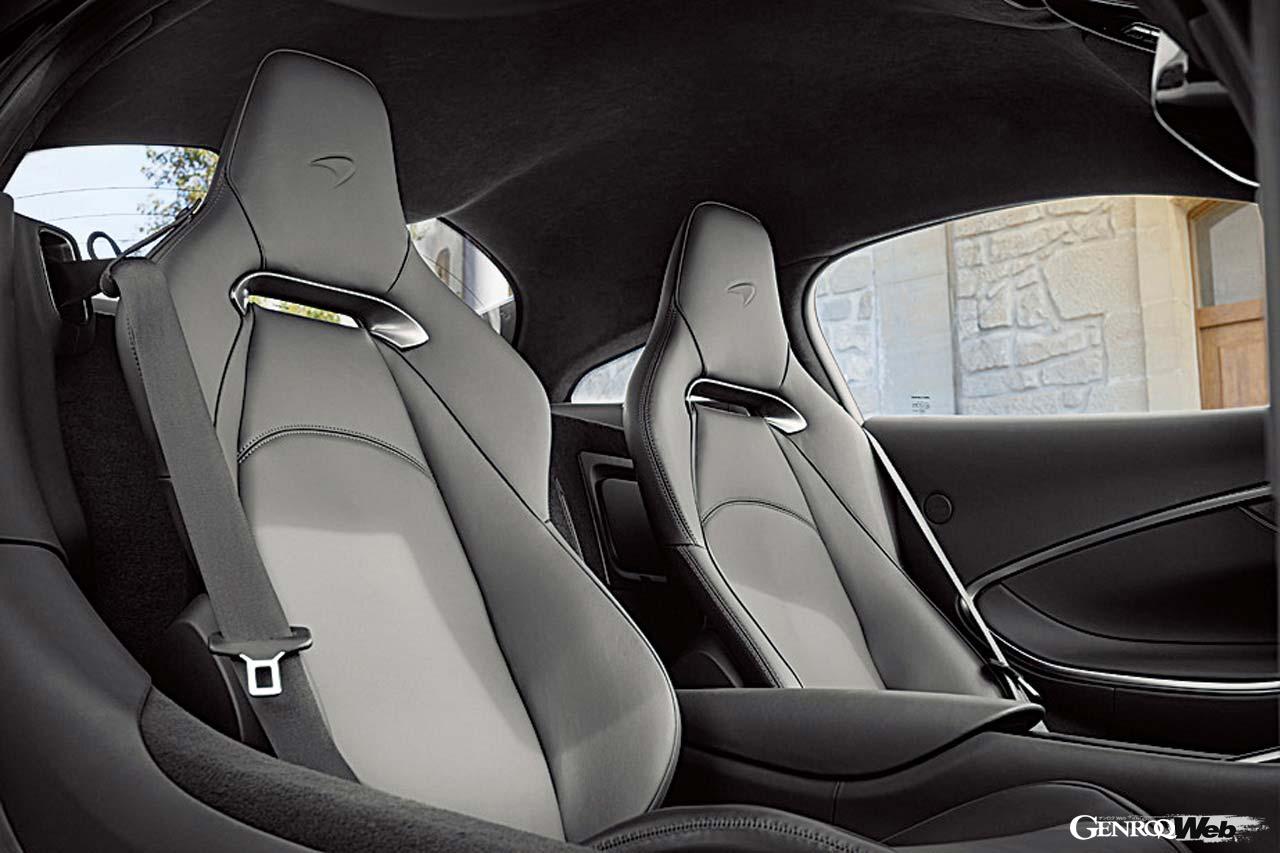 レザー張りのバケットシートは快適性にも優れる。さらにホールド性を重視したクラブスポーツシートも用意される。