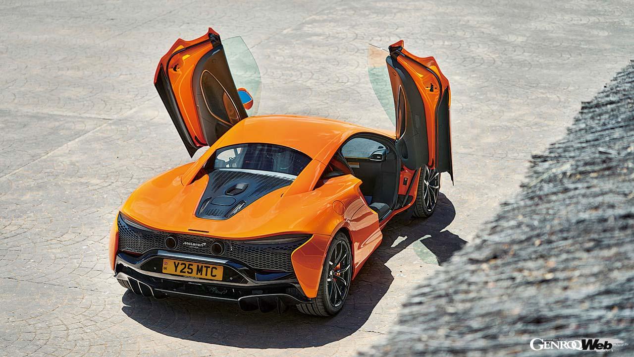 マクラーレンの特徴ともいえるディヘドラルウイングドアを採用。