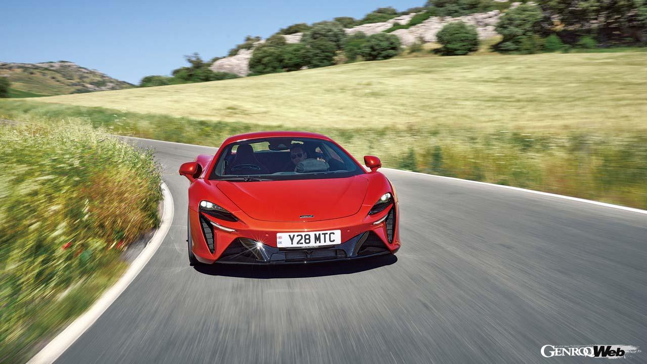 新開発3.0リッターV6ツインターボをミッドに搭載するアルトゥーラ。マクラーレンの新時代を象徴するプラグインハイブリッド（PHV）である。