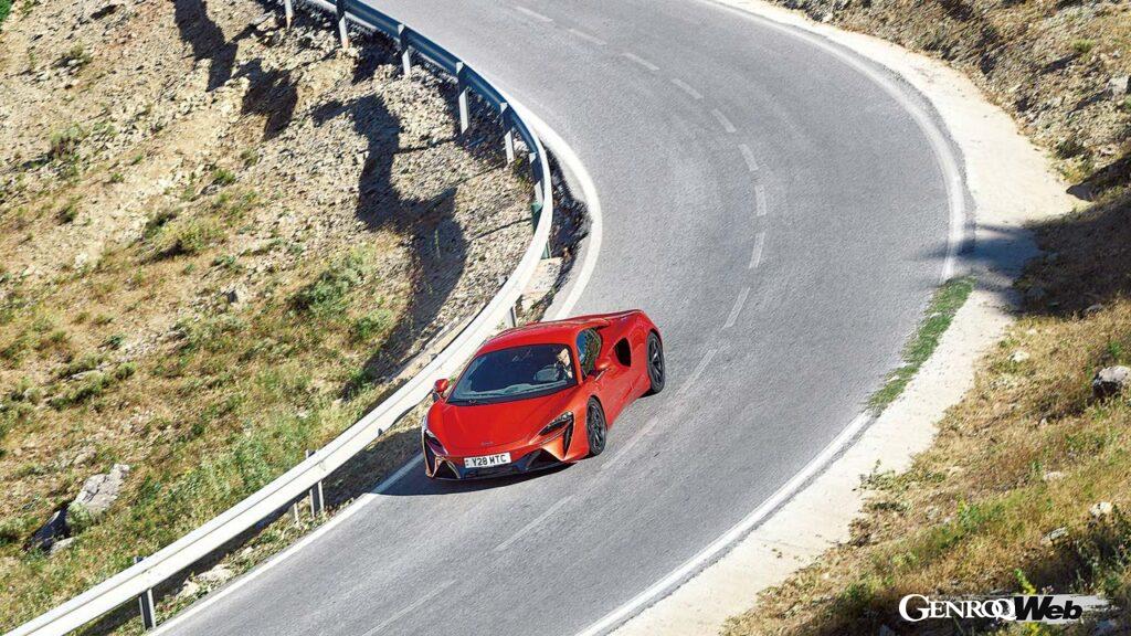 新開発3.0リッターV6ツインターボをミッドに搭載するアルトゥーラ。マクラーレンの新時代を象徴するプラグインハイブリッド（PHV）である。