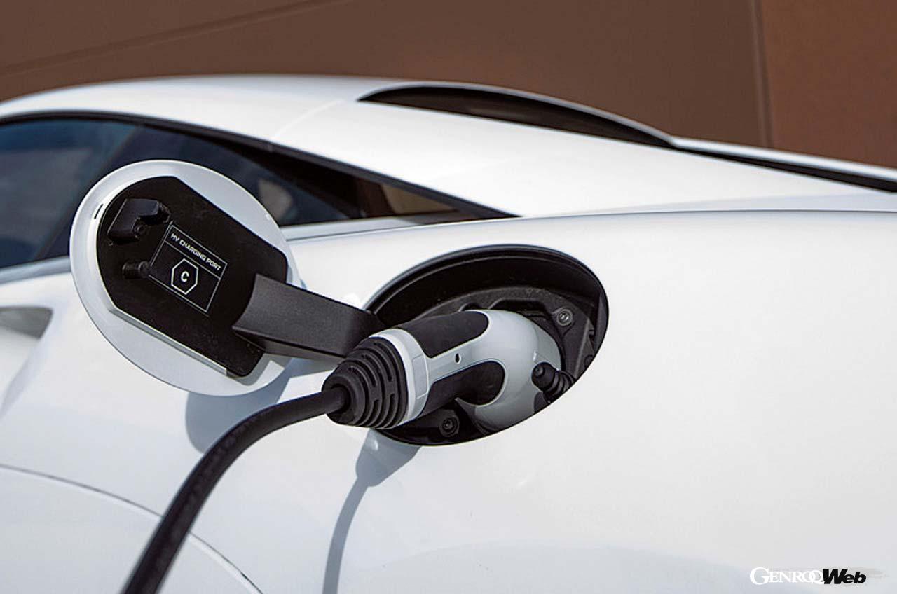 充電は左リヤフェンダーから行う。バッテリー容量は7.4kWhで、2.5時間で80％までの充電が可能。