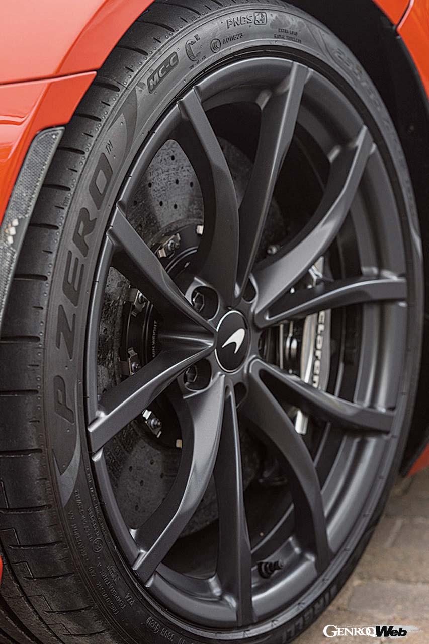 ブレーキはカーボンセラミックローターを備える。タイヤはピレリと共同開発したCyber Tyre。