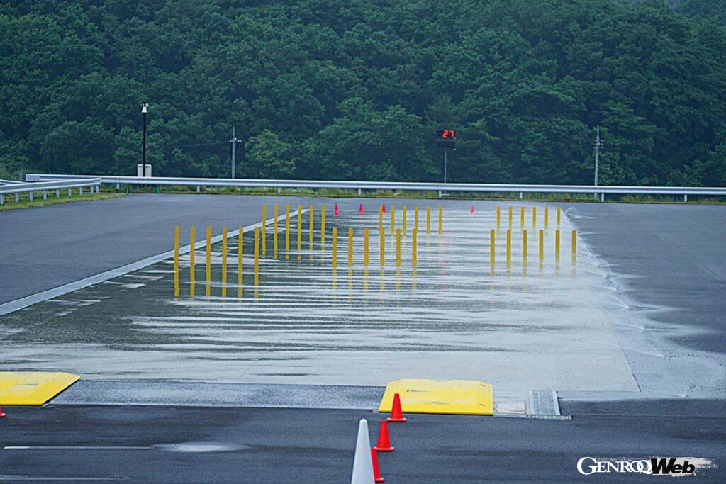 空気圧で駆動し、様々な場所に出現する障害物。他のクルマや歩行者を模して油圧プレートを通り過ぎた後、突然出現する。衝突の危険がある場合は即格納されるのでご安心を。