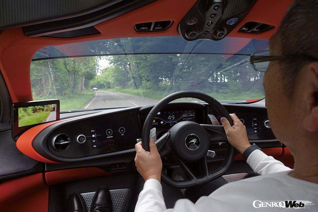 マクラーレンF1以来となる、ドライバーが中央に座るスタイル。両側のシートは固定式となる。