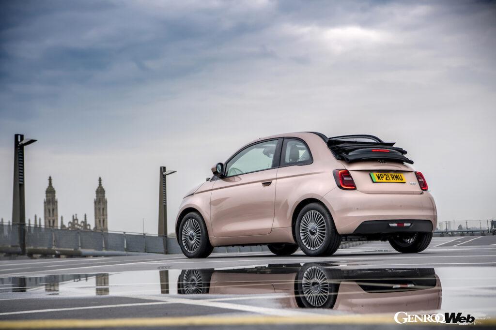 新型フィアット500のリヤビュー