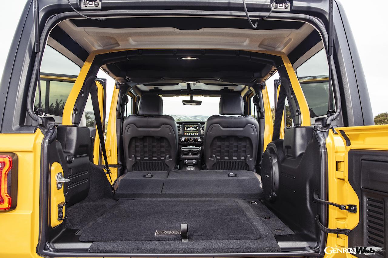 ジープ ラングラー アンリミテッドのラゲッジコンパートメント