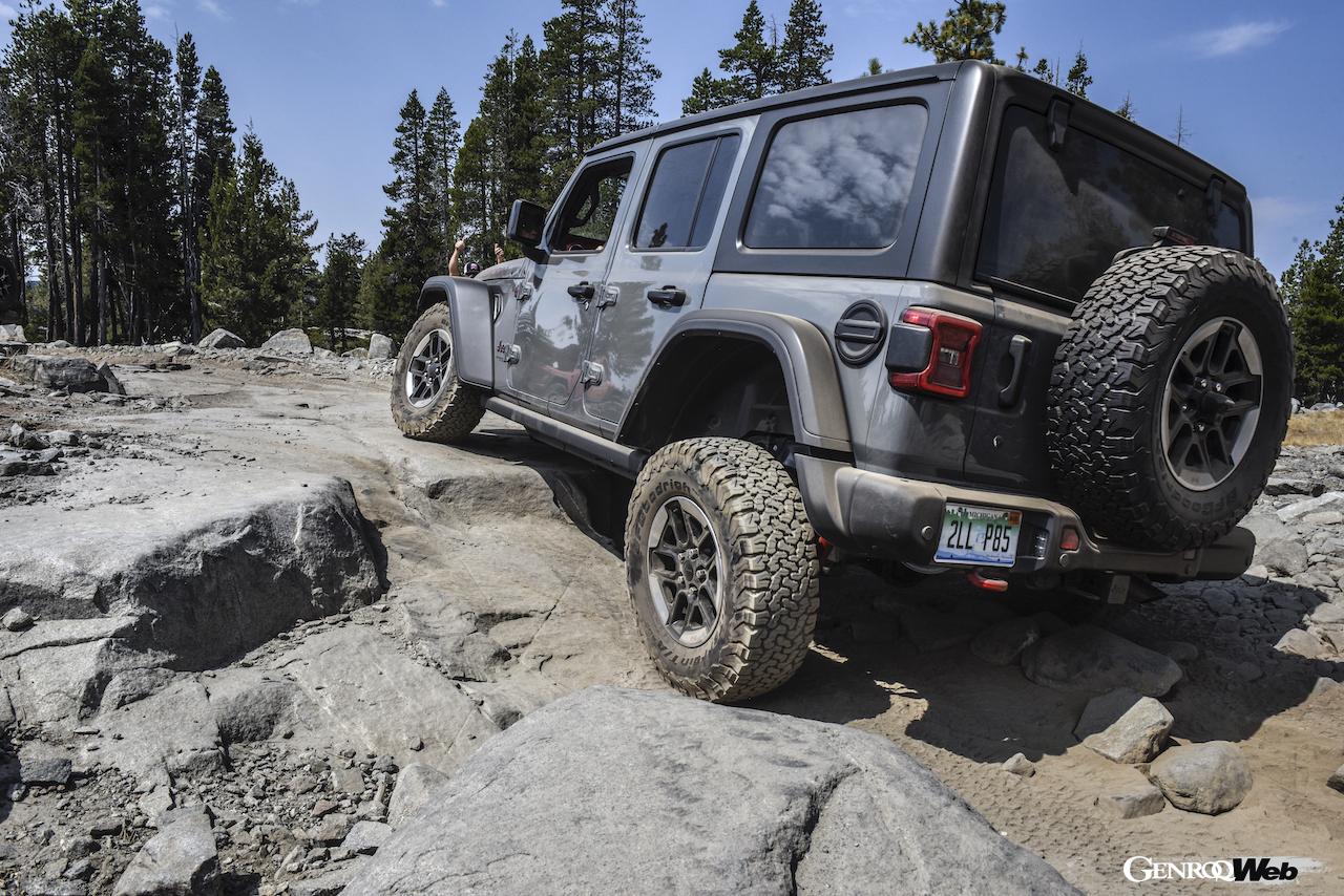 ジープ ラングラー アンリミテッドのオフロード走行イメージ