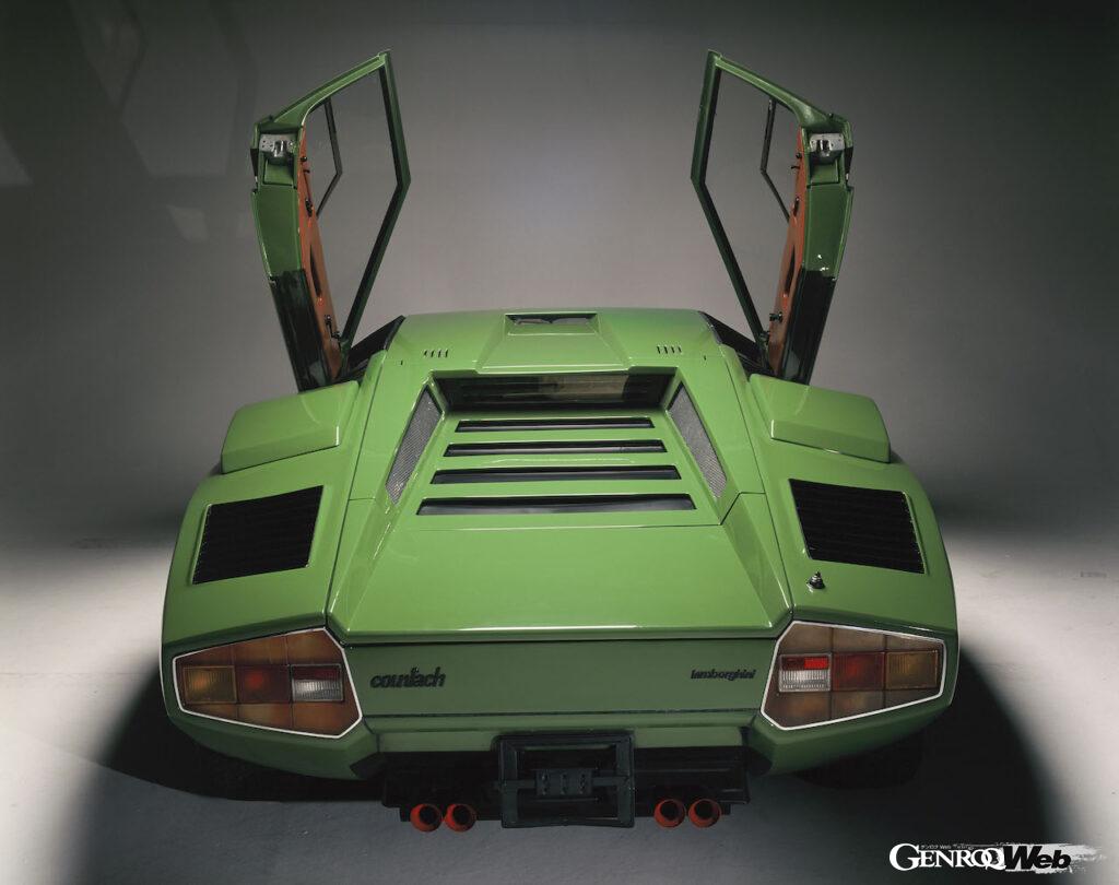 ランボルギーニ カウンタック LP400のリヤビュー。ドア開