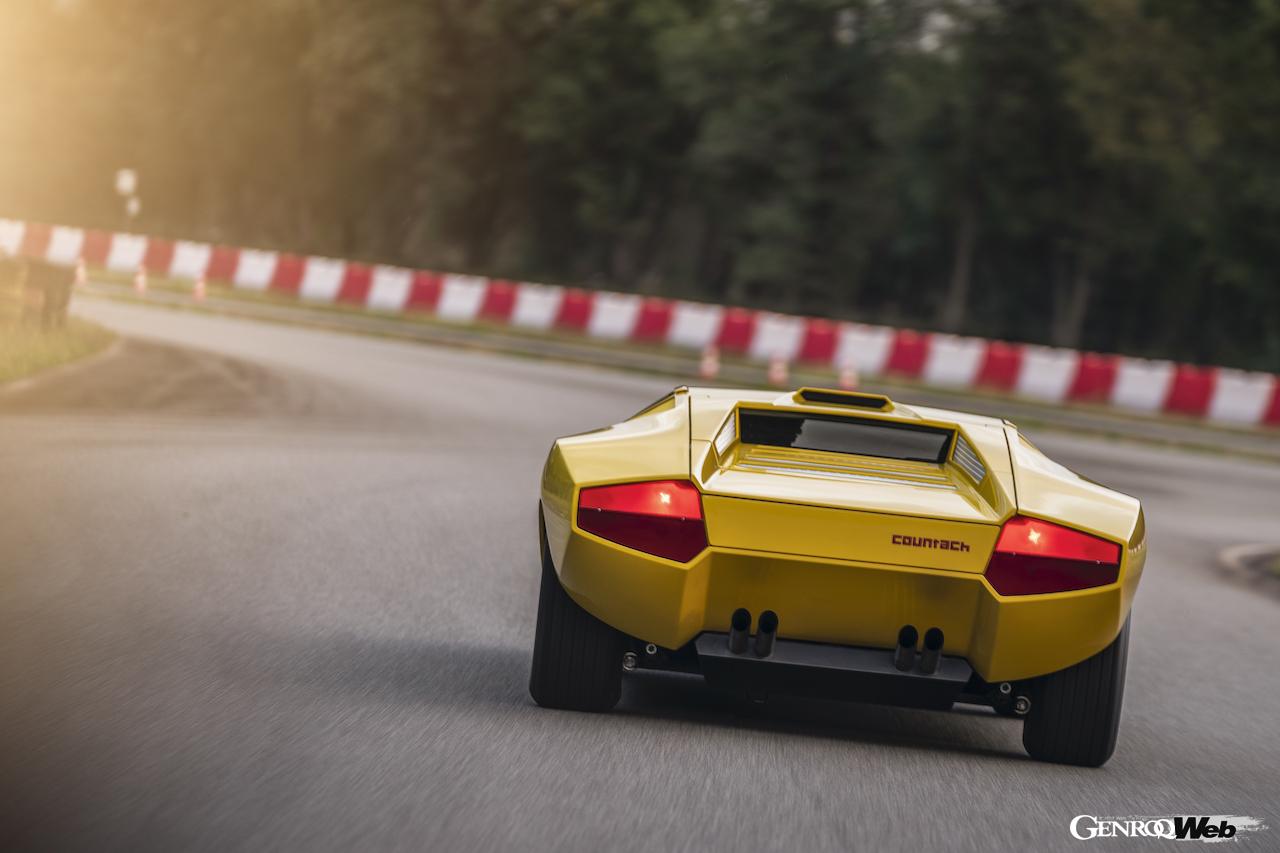 再製作されたランボルギーニ カウンタック LP 500の走行シーン