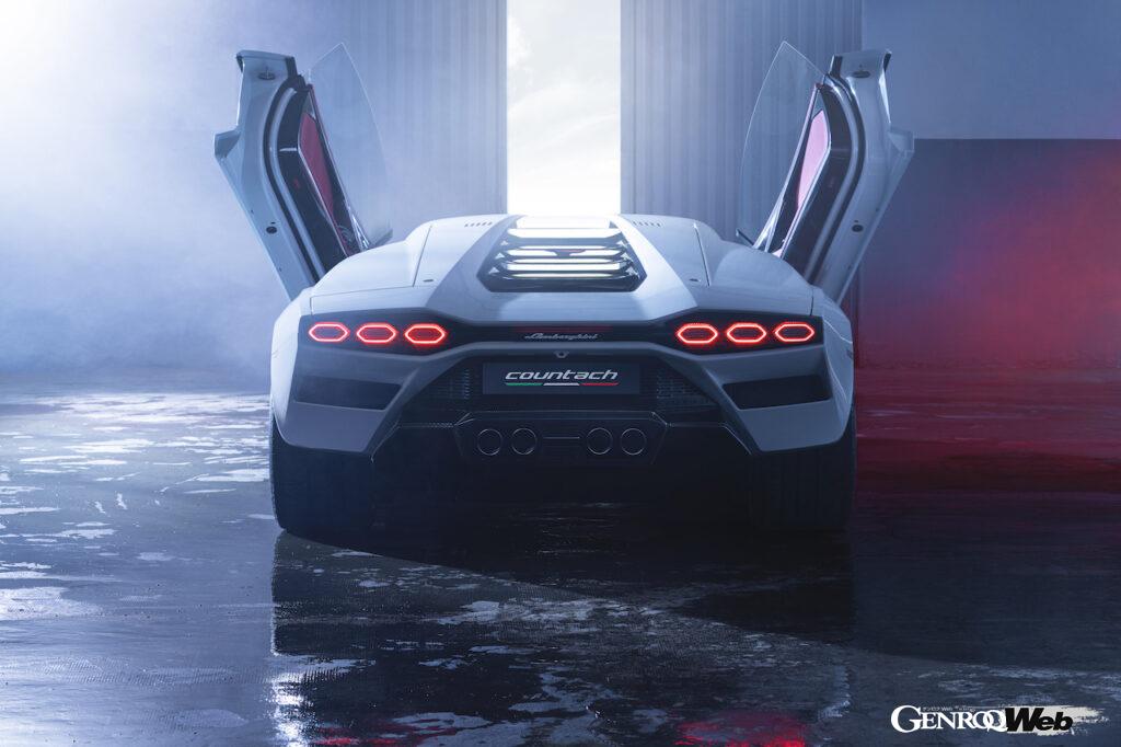 ランボルギーニ カウンタック LPI 800-4のリヤビュー。ドア開